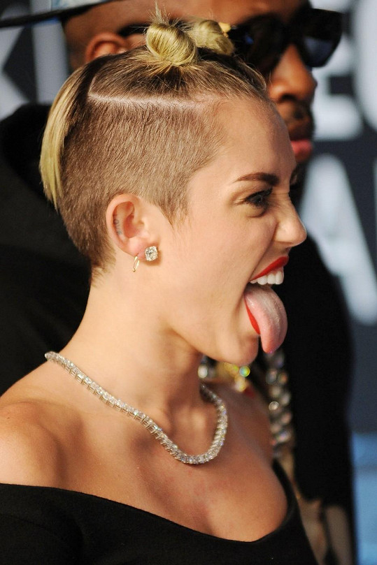 Cyrus a její neustále vyplazený jazyk...