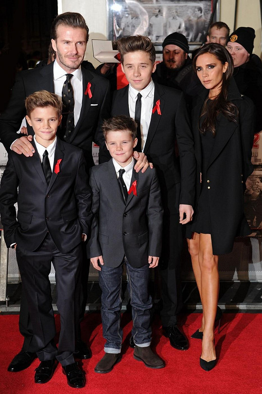 Victoria Beckham s manželem Davidem Beckhamem a třemi syny. Chybí jen dcera Harper Seven.