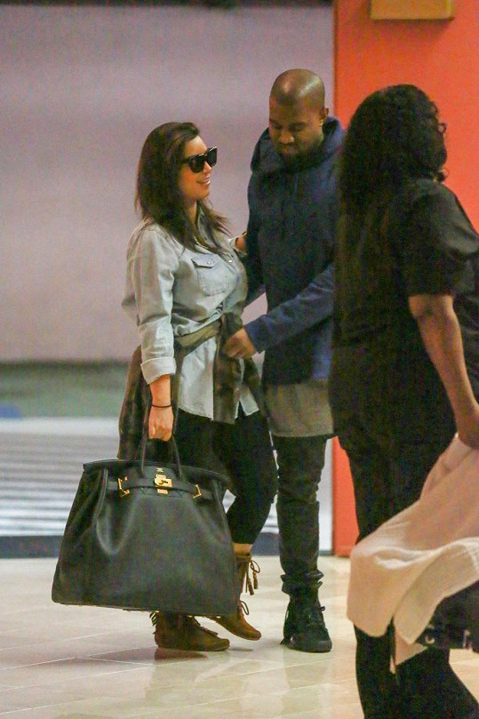 Kanye laškuje se svou přítelkyní.