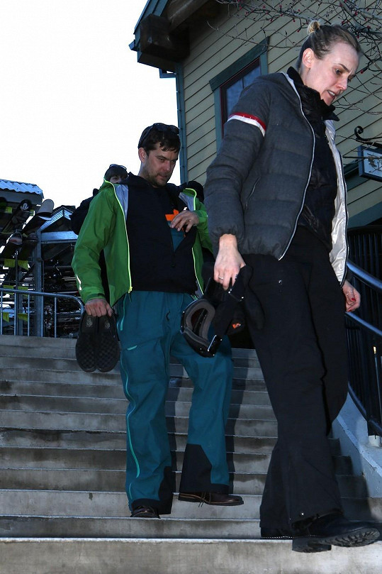 Kruger s partnerem Joshuou Jacksonem po odpoledni stráveném na lyžařském svahu.