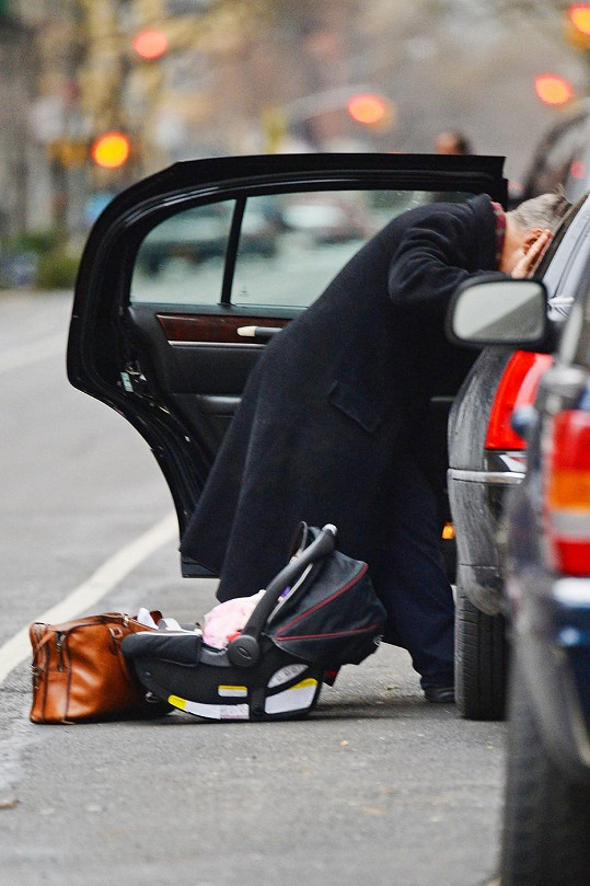 Alec Baldwin v New Yorku štrachal v autě, zatímco jeho dcera sledovala okolí ze silnice.