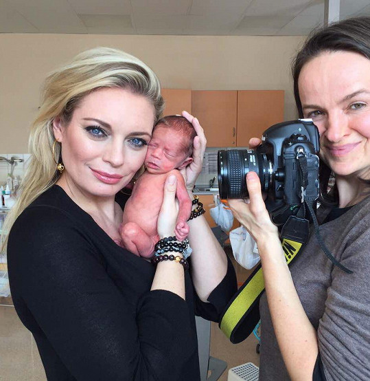 Lucie s novorozencem a svou dvorní fotografkou Lenkou Hatašovou