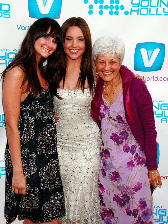 Archivní snímek, herečka (uprostřed) se sestrou Jillian a matkou Lynn