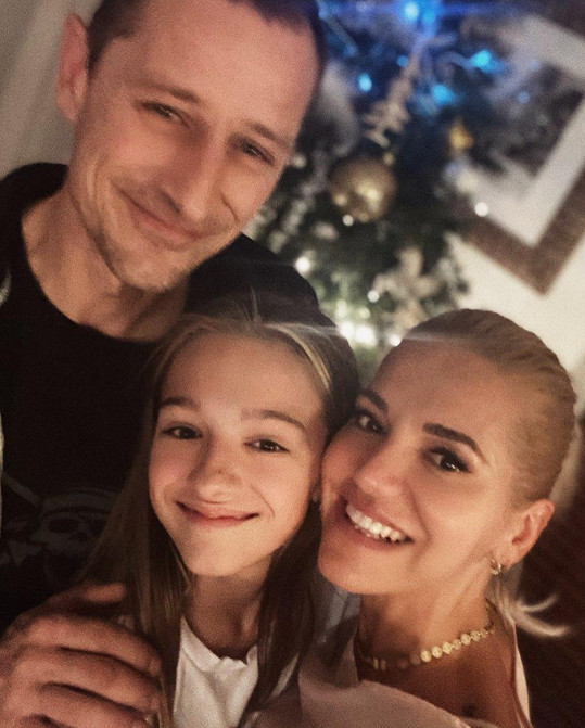Dara Rolins slavila Vánoce o den dříve s dcerou Laurou i jejím tatínkem Matějem Homolou.
