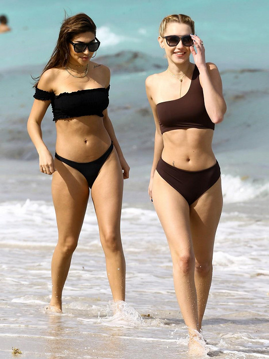Chantel Jeffries a Sarah Snyder na pláži v Miami