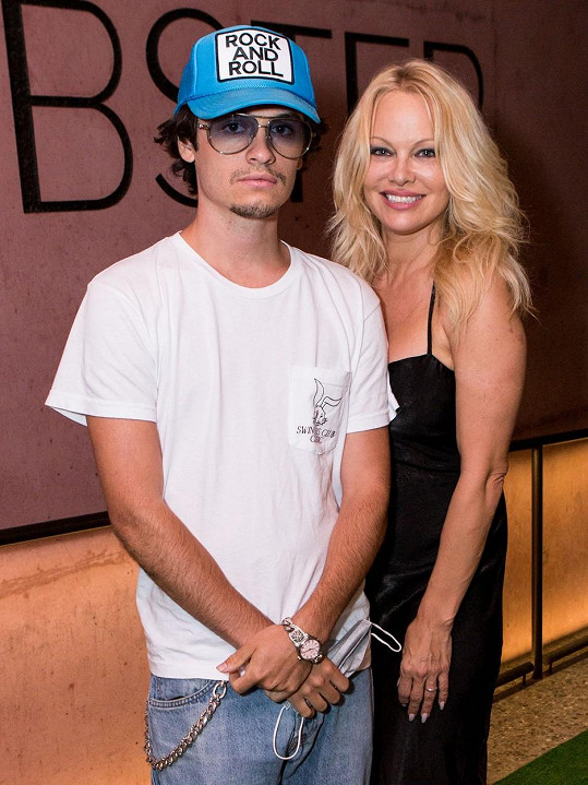 Pamela Anderson se synem Dylanem, který představil svou řadu oblečení.