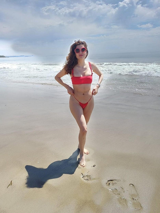 Blanca Blanco pózovala před fotografy na jedné kaliforsnké pláži.