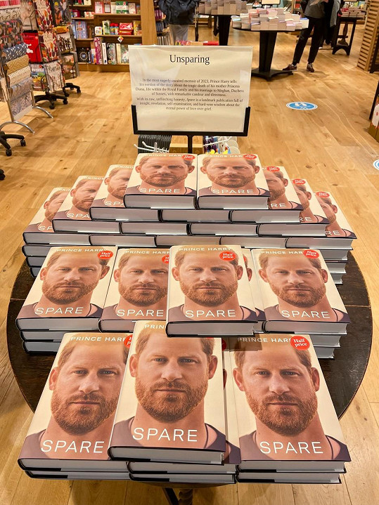 V Anglii jsou teď Harryho plná knihkupectví. 