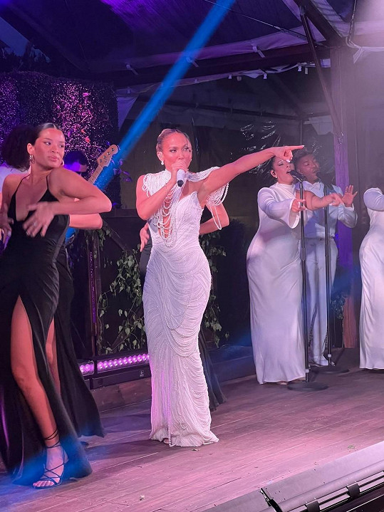 Jennifer Lopez manželovi na svatbě zazpívala píseň. Song doprovodila sexy tancem.