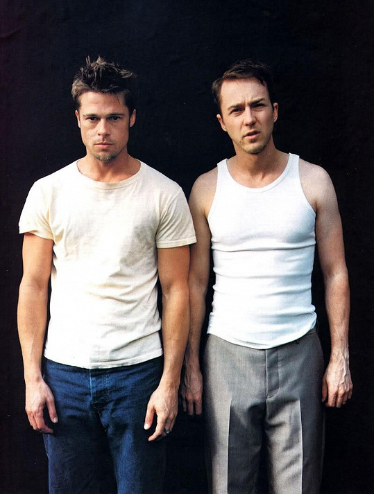 Brad Pitt a Edward Norton se při natáčení Klubu rváčů opili a hráli golf, scénu režisér použil do filmu. 
