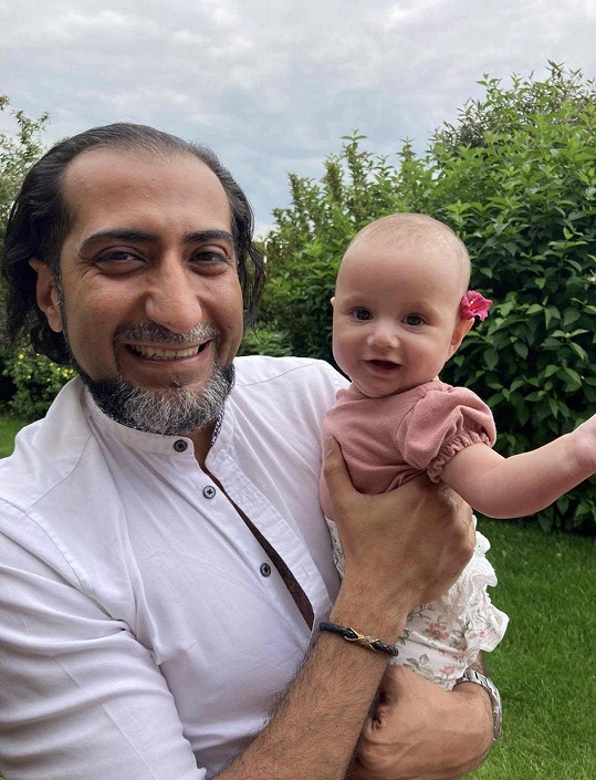 Ali Amiri se svou rozkošnou dcerkou.