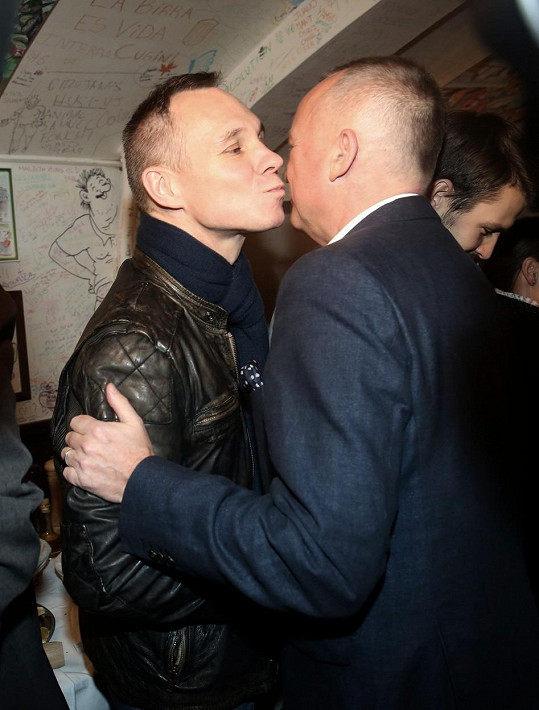Partner Karla Voříška Vladimír už nepostává stranou, ale klidně ho i políbí na veřejnosti.