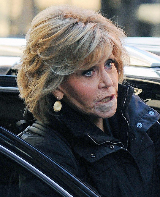 Slavná Jane Fonda (80) se na veřejnosti objevila s náplastí pod spodním rtem.