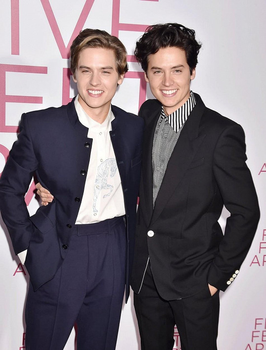 Cole má dvojče Dylana (vlevo), se kterým jsou si neuvěřitelně podobní. Proslavili se ve filmu se Sandlerem a dnes mají oba vlastní úspěšné kariéry.