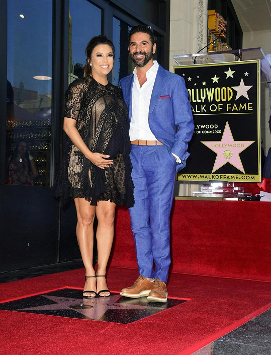 Eva Longoria s manželem Josém v době, kdy čekala miminko (2018).
