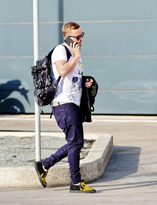 Fotograf ho zachytil, jak kráčí s batohem po ulici a s někým dlouze telefonuje.