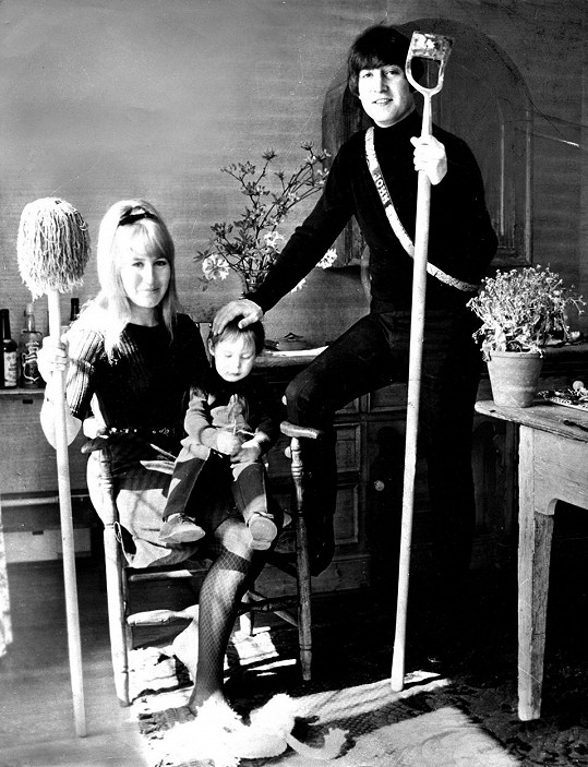 John Lennon se svou první ženou Cynthií Powell a synem Julianem (1968)