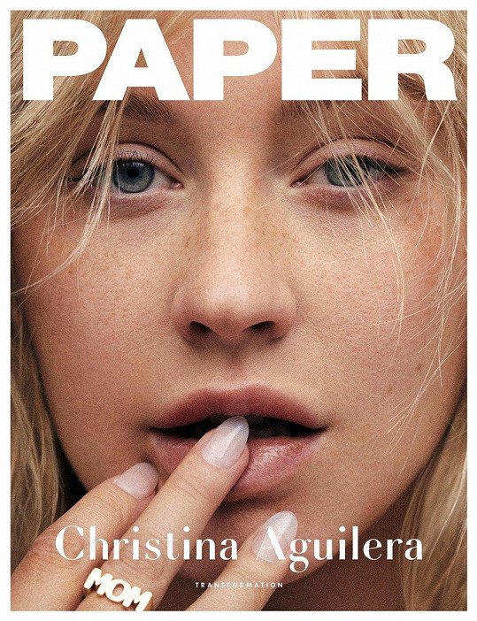 Christina Aguilera vypadá na titulce magazínu Paper jako teenagerka.