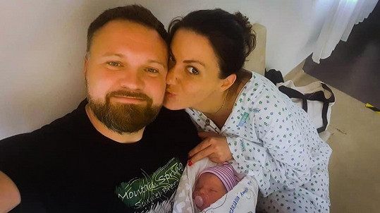 Veronika s manželem Tomášem a novorozenou dcerkou