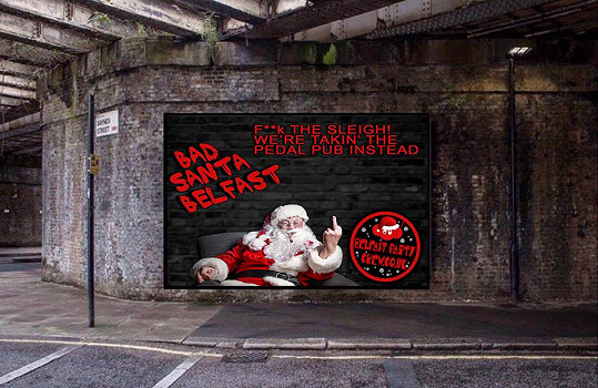 Zlobivý Santa z Belfastu se prý postará o večírek, na který obyvatelé nezapomenou. 