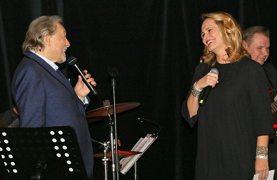 Monika a Karel zazpívali duet Jdi za štěstím.