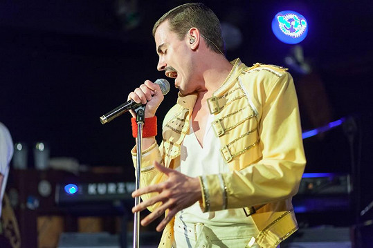 Kluch jako Freddie, muzikál je o životě slavného zpěváka.