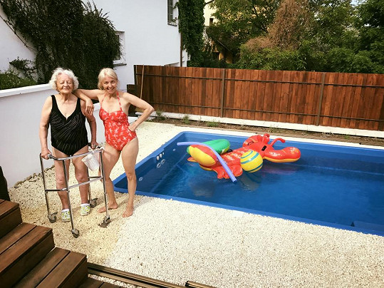 Babička a maminka Agáty Prachařové zapózovaly u bazénu.