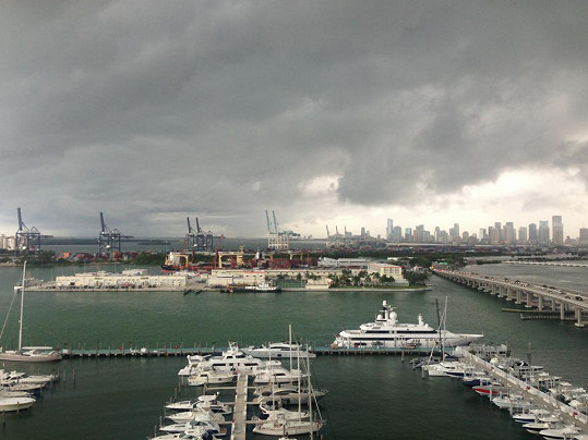 Takto podle modelčina profilu vypadá bouře nad Miami z oken hokejistova bytu.