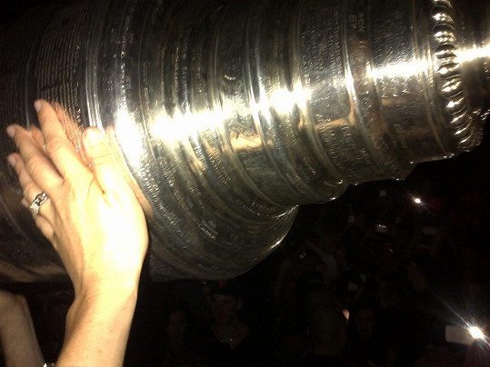 Kobzanová drží Stanleyův pohár.