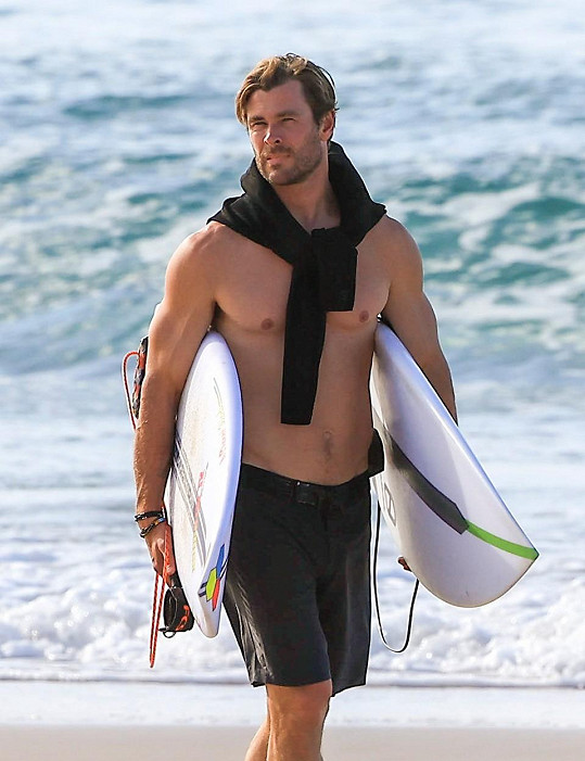 Chris Hemsworth byl surfovat se syny. 