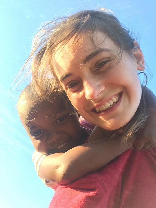 Sarah Haváčová tráví prázdniny v tanzanském sirotčinci.