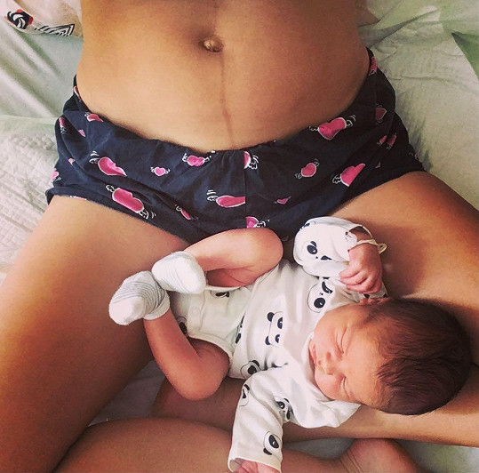 Herečka se na Instagramu pochlubila fotkou svého syna a ukázala bříško.