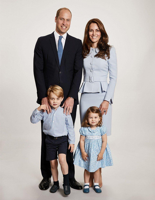 Vévoda a vévodkyně z Cambridge zveřejnili nový rodinný portrét.