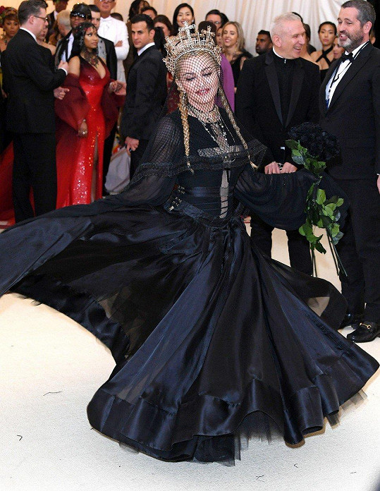 Téma večera kombinující módu s katolickými prvky bylo jako stvořené pro Madonnu, která náboženskými prvky provokovala už na začátku své kariéry. Královna popu doprovázela na ples Jeana Paula Gaultiera, autora svých šatů, ale také její kultovní špičaté podprsenky.