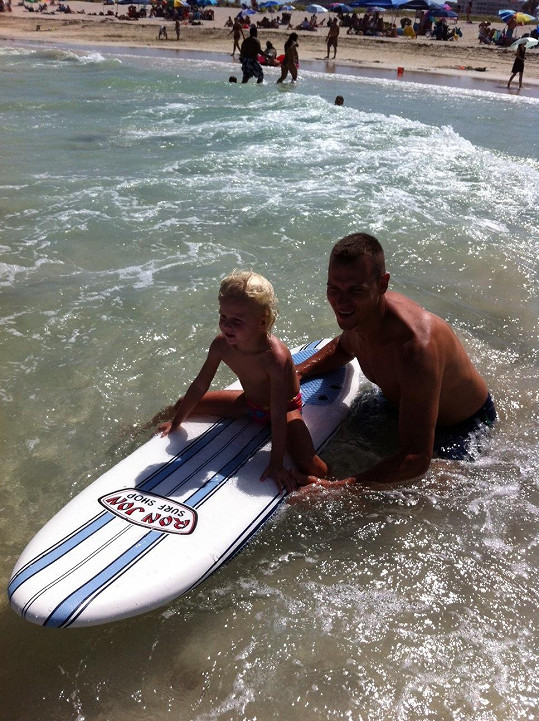 Vlasta učí dceru surfovat.