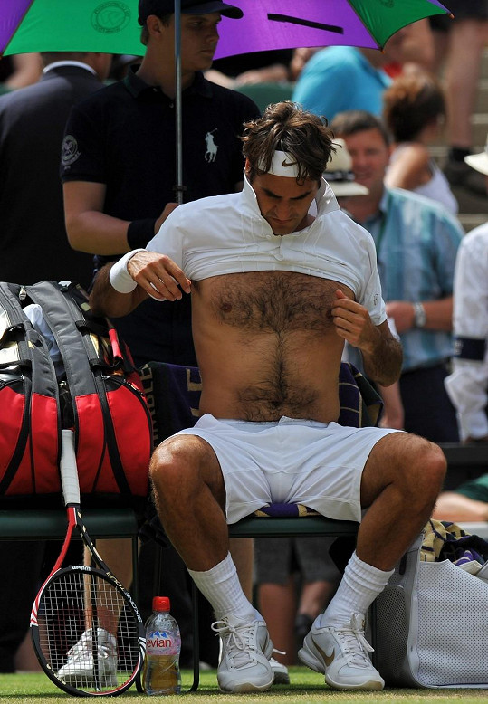Švýcar Roger Federer odhalil mužnou hruď.