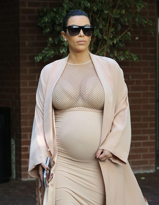 Kim se stále cpe do těsného oblečení.