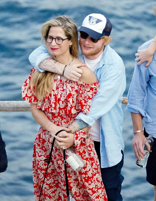 Ed Sheeran s manželkou Cherry. Do rodiny přivítali druhou holčičku.