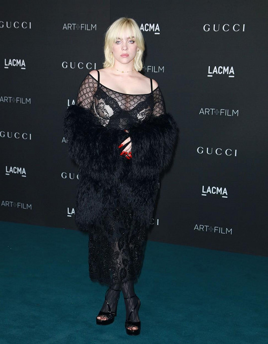 V šatech své oblíbené značky Gucci odhalila prádlo Billie Eilish. 