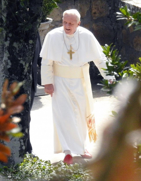 Naposledy si herec zahrál Benedikta XVI. ve filmu Dva papežové.