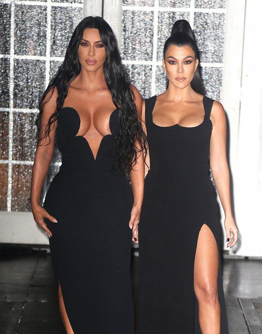 Kim a Kourtney Kardashianovy byly na akci nepřehlédnutelné. 