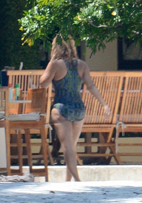 Beyoncé u hotelového bazénu během pauzy v koncertním turné