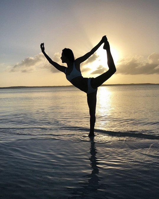 Alessandra Ambrosio cvičí jógu.