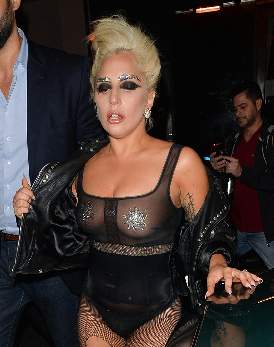 Lady Gaga se oblékla do dalšího příšerného ohozu.