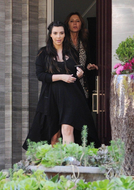 Kim Kardashian byla navštívit kamarádku.