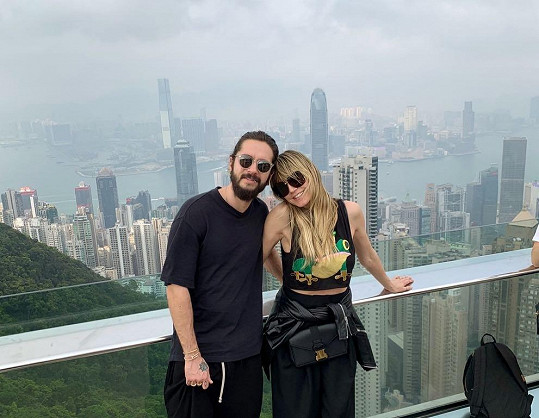 Se snoubencem vyrazila do Honkongu.