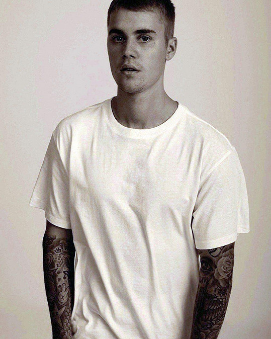 Tváří kampaně je i Justin Bieber, kterému Karla dělá styling. 