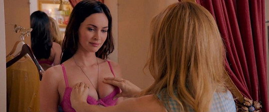 Leslie Mann v komedii Čtyřicítka na krku obdivuje pevné poprsí Megan Fox.