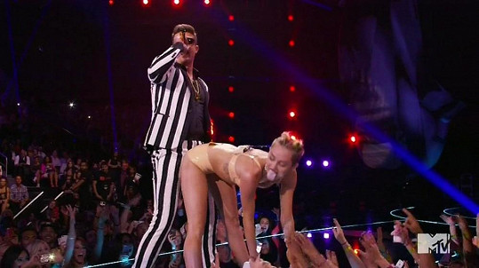 Miley Cyrus vystoupila na MTV Video Music Awards s Robinem Thickem.