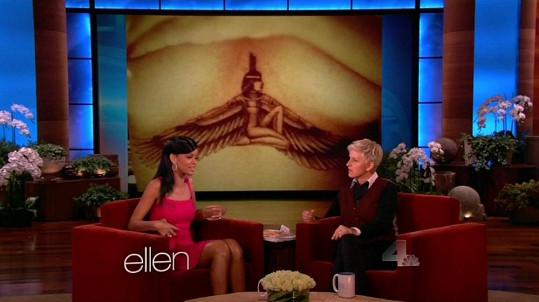 O Rihannině tetování byla řeč i v show Ellen DeGeneres.